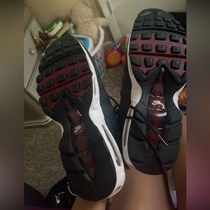 Airmax 95 burgundy and black